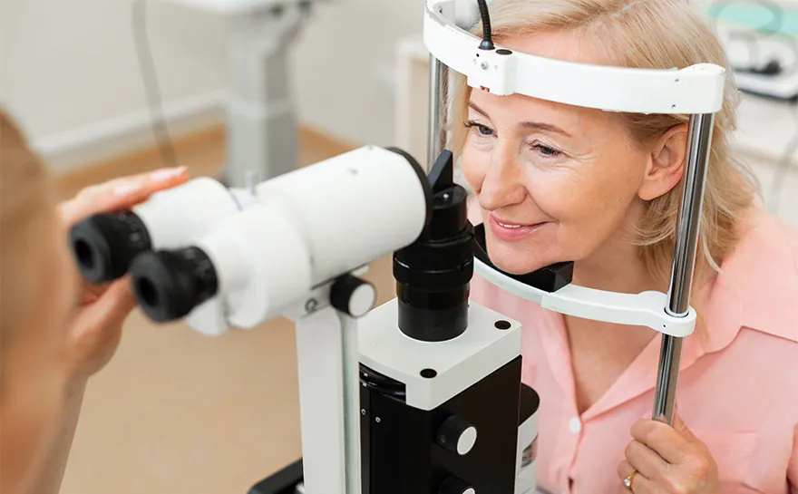 Yeux secs et yeux rouges : causes, bons gestes et signes d'urgence